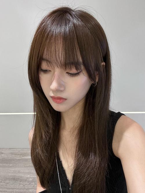 黑皮肤适合染什么颜色头发显白?