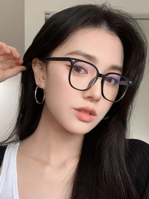 皮肤黑适合戴什么颜色的眼镜?