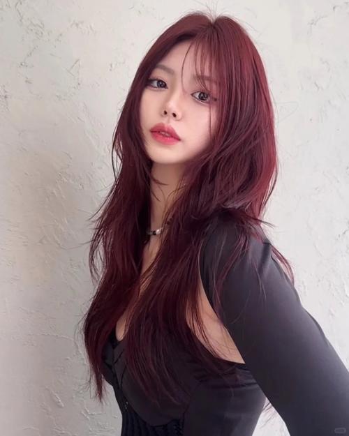 皮肤暗黄适合酒红色吗?