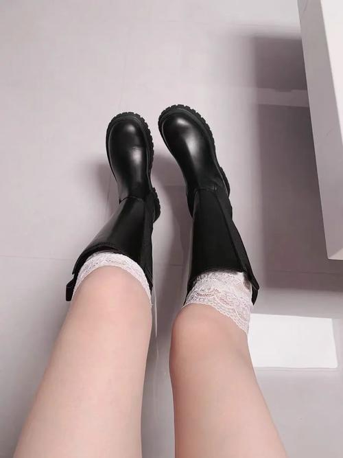 日本美女为何要在靴子里藏食物?