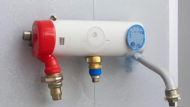 怎么关热水器进水阀（怎么关热水器进水阀门）-图1